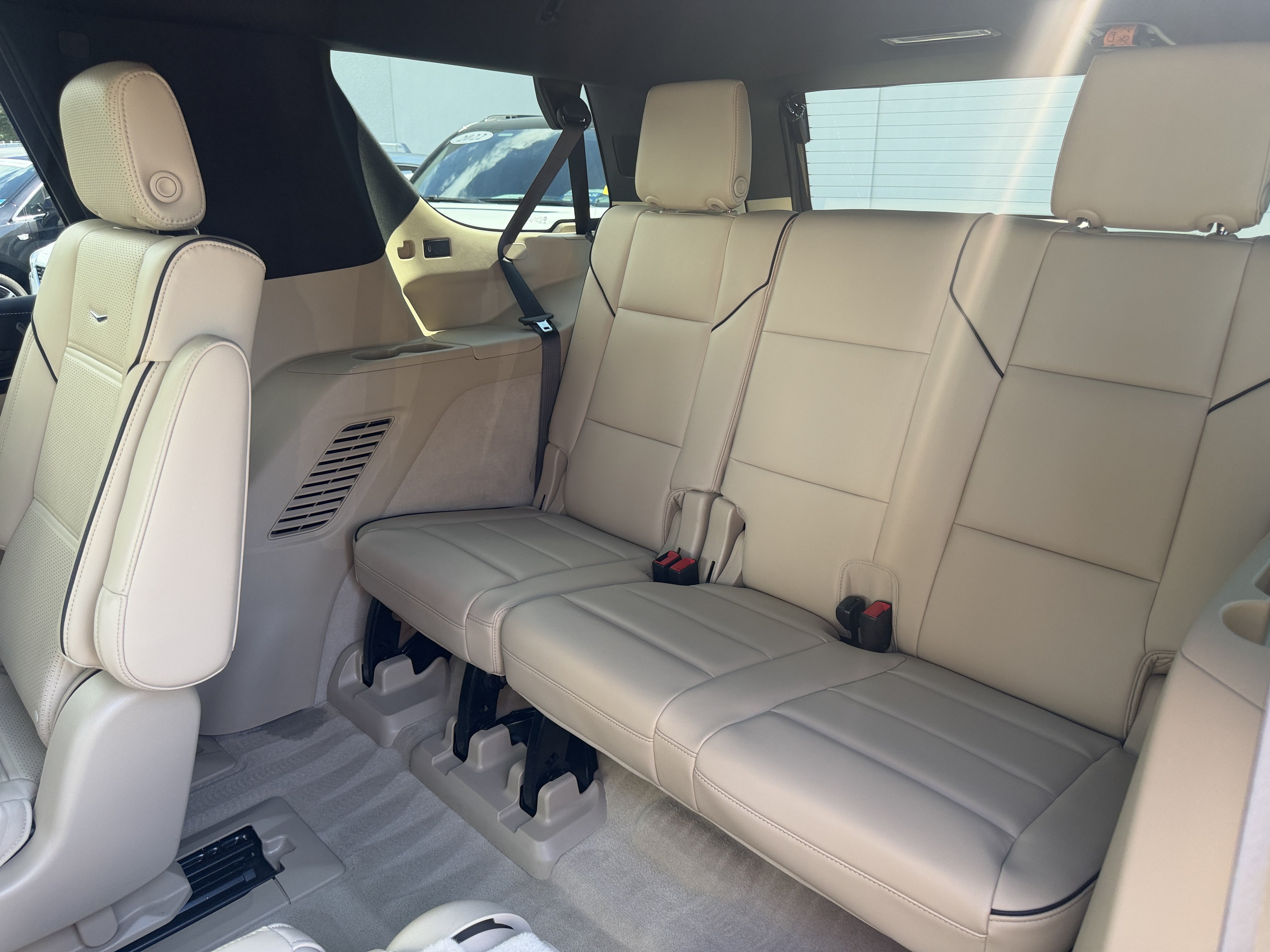 Used 2021 Cadillac Escalade Premium Luxury w/ LPO, Illumination Package AWD/4WD image 20