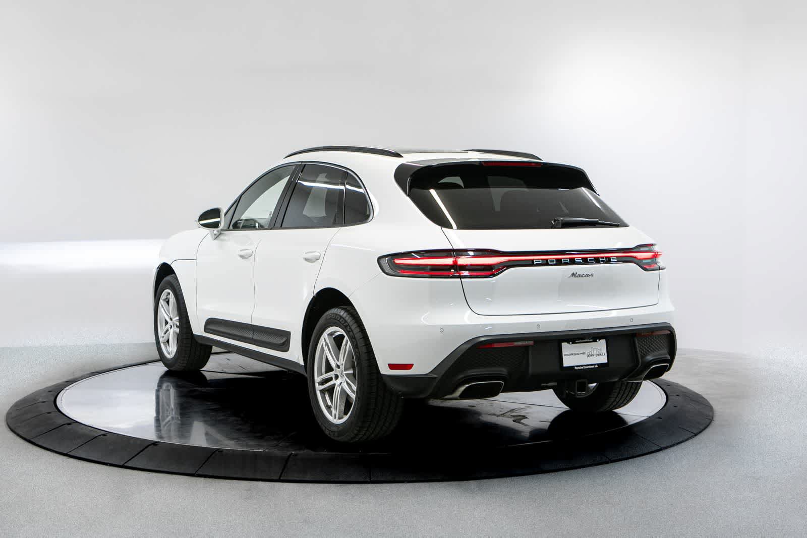Certified 2025 Porsche Macan AWD/4WD image 3