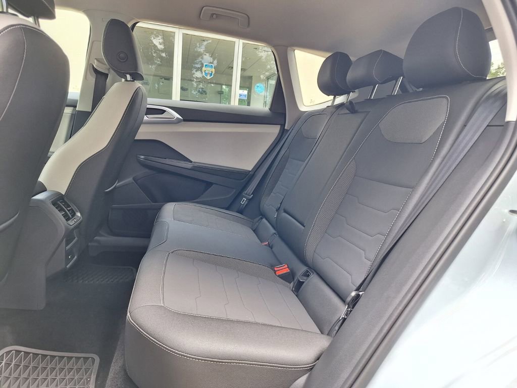 Used 2025 Volkswagen Taos SE FWD image 22
