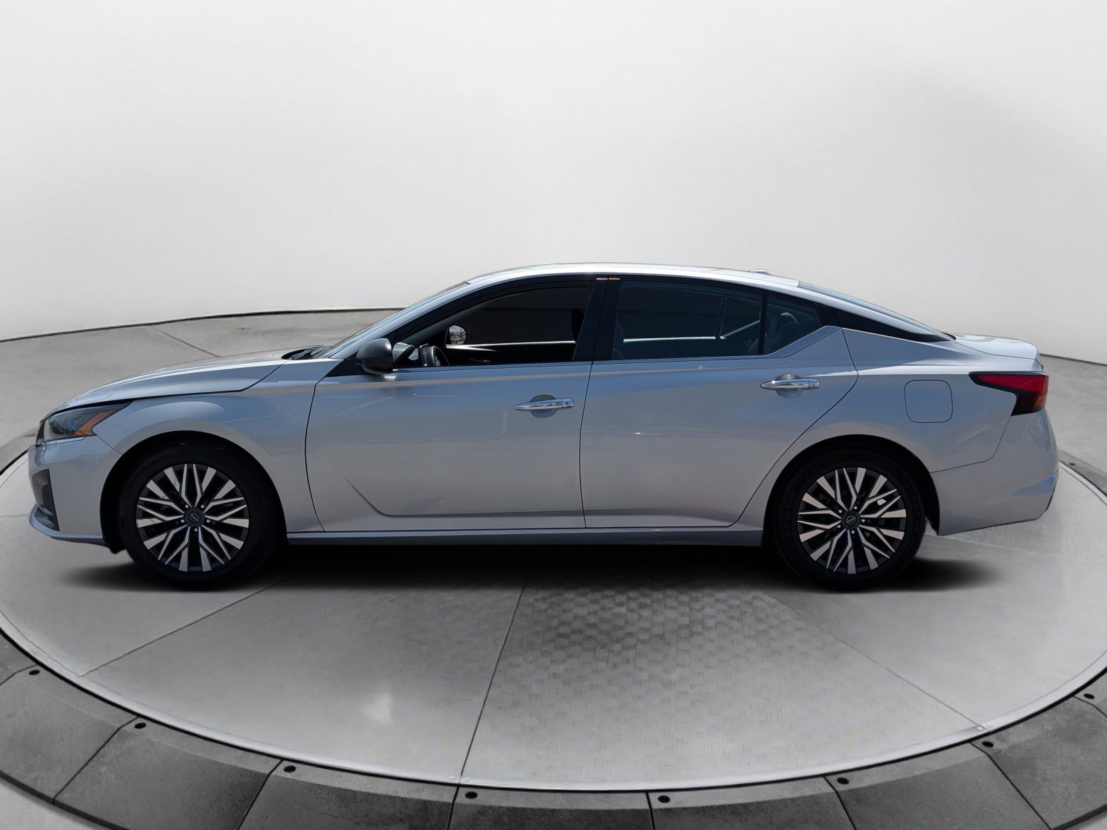 Used 2024 Nissan Altima 2.5 SV FWD image 6
