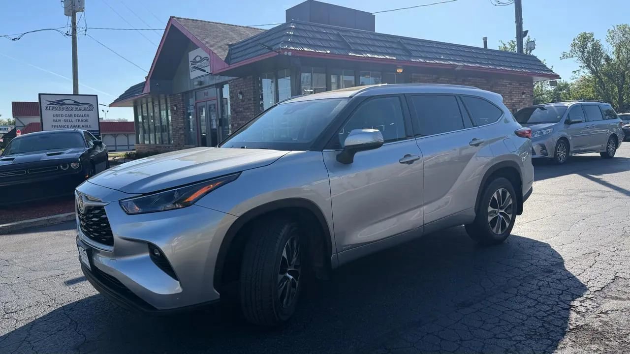 Used 2022 Toyota Highlander XLE AWD/4WD image 3