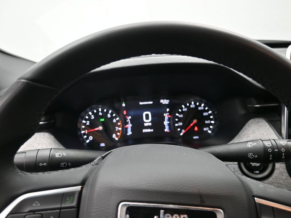 Used 2025 Jeep Compass Latitude image 18