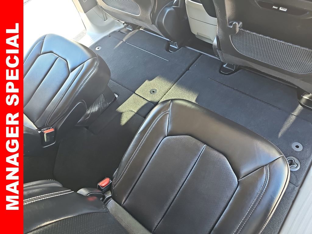 Used 2024 Chrysler Pacifica Touring-L image 11