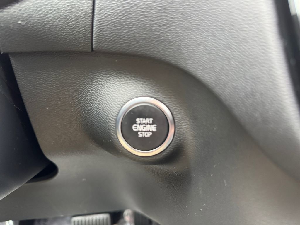 Certified 2025 Volvo XC40 B5 Core image 17