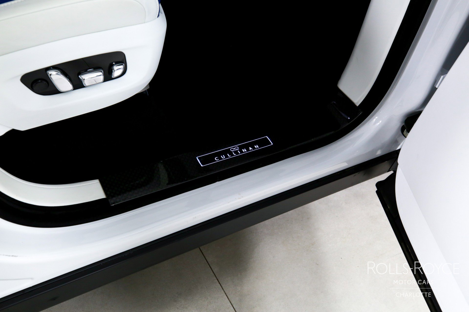 Used 2023 Rolls-Royce Cullinan Black Badge w/ Driver's Package image 40