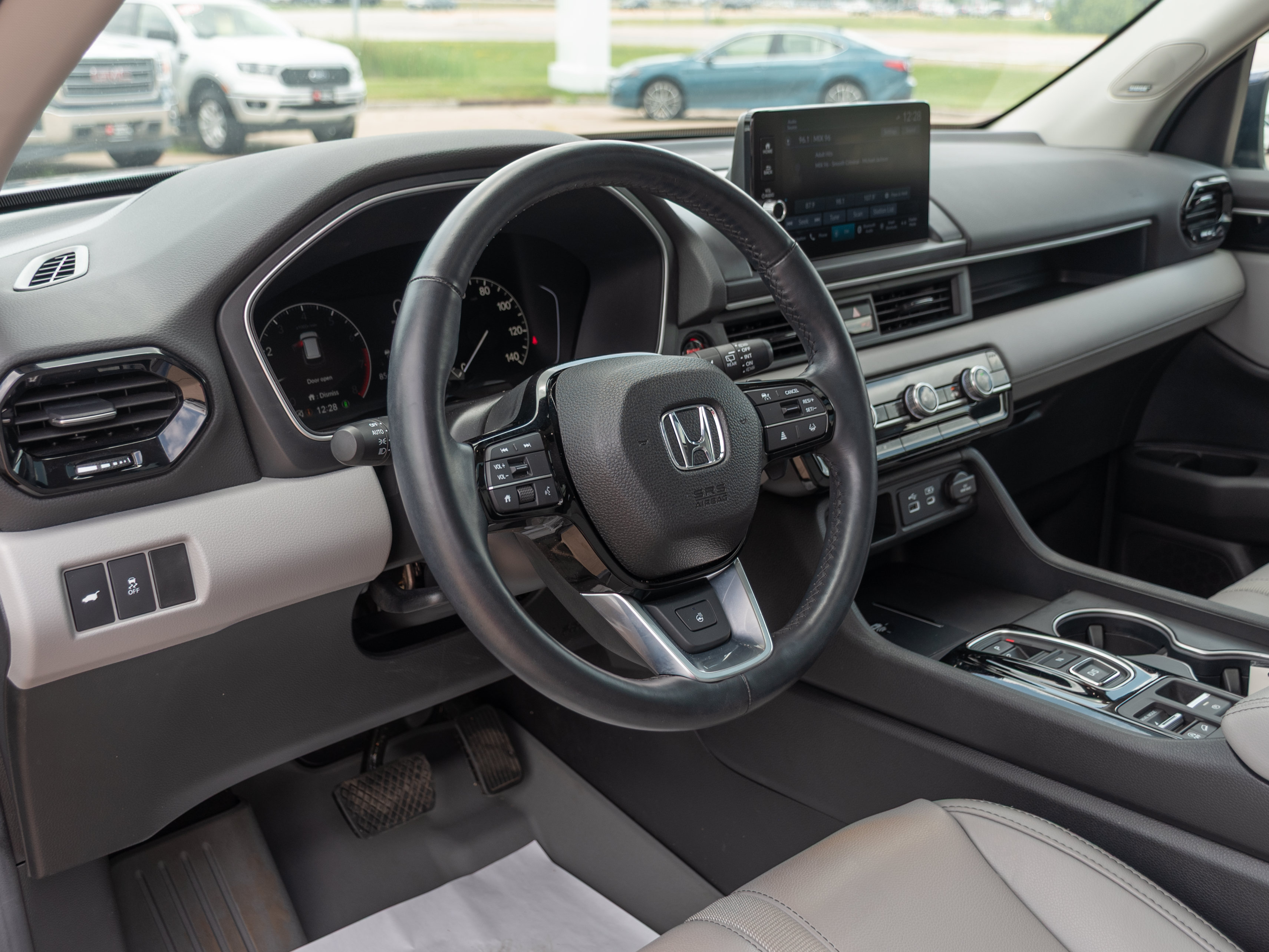 Used 2025 Honda Pilot Touring image 11