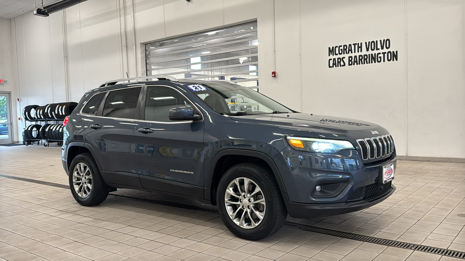 Used 2021 Jeep Cherokee Latitude Lux w/ Sun & Sound Group AWD/4WD image 3