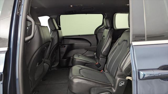 Used 2025 Chrysler Pacifica Select FWD image 16