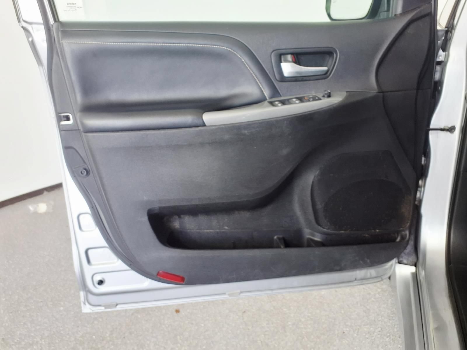 Used 2015 Toyota Sienna SE FWD image 13