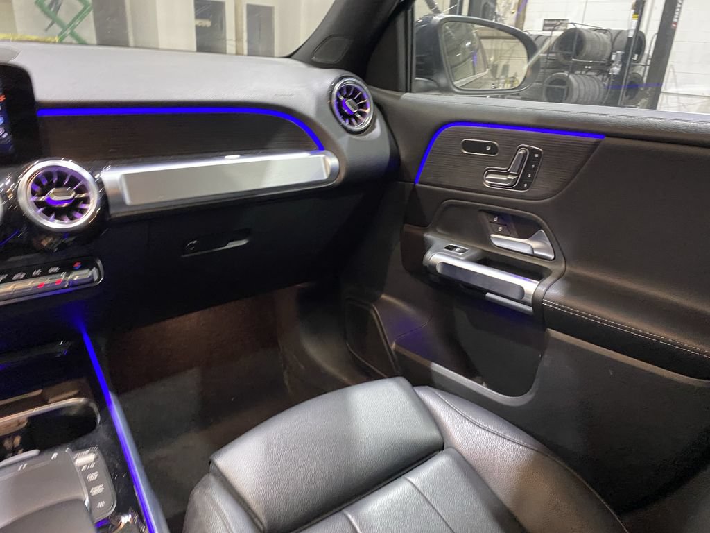 Used 2022 Mercedes-Benz GLB 250 4MATIC w/ Premium Package Lite image 4