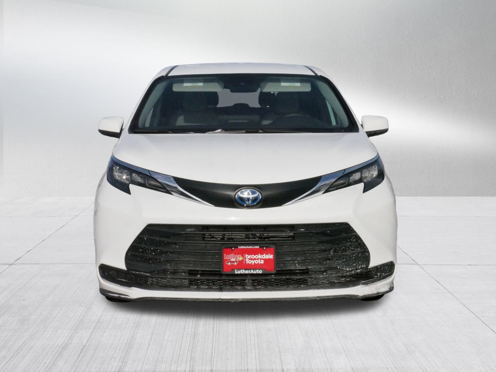 Used 2025 Toyota Sienna LE image 2