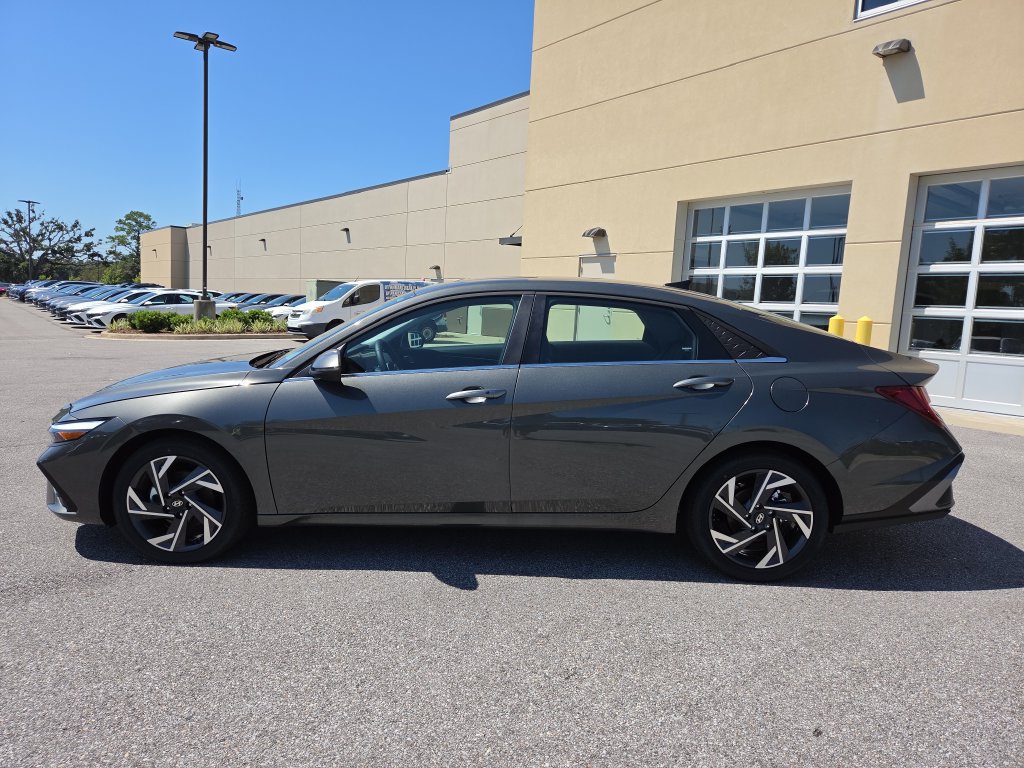 New 2026 Hyundai Elantra Limited FWD image 5