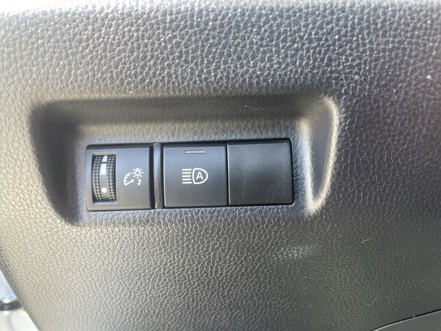 Used 2025 Toyota RAV4 XLE AWD/4WD image 34