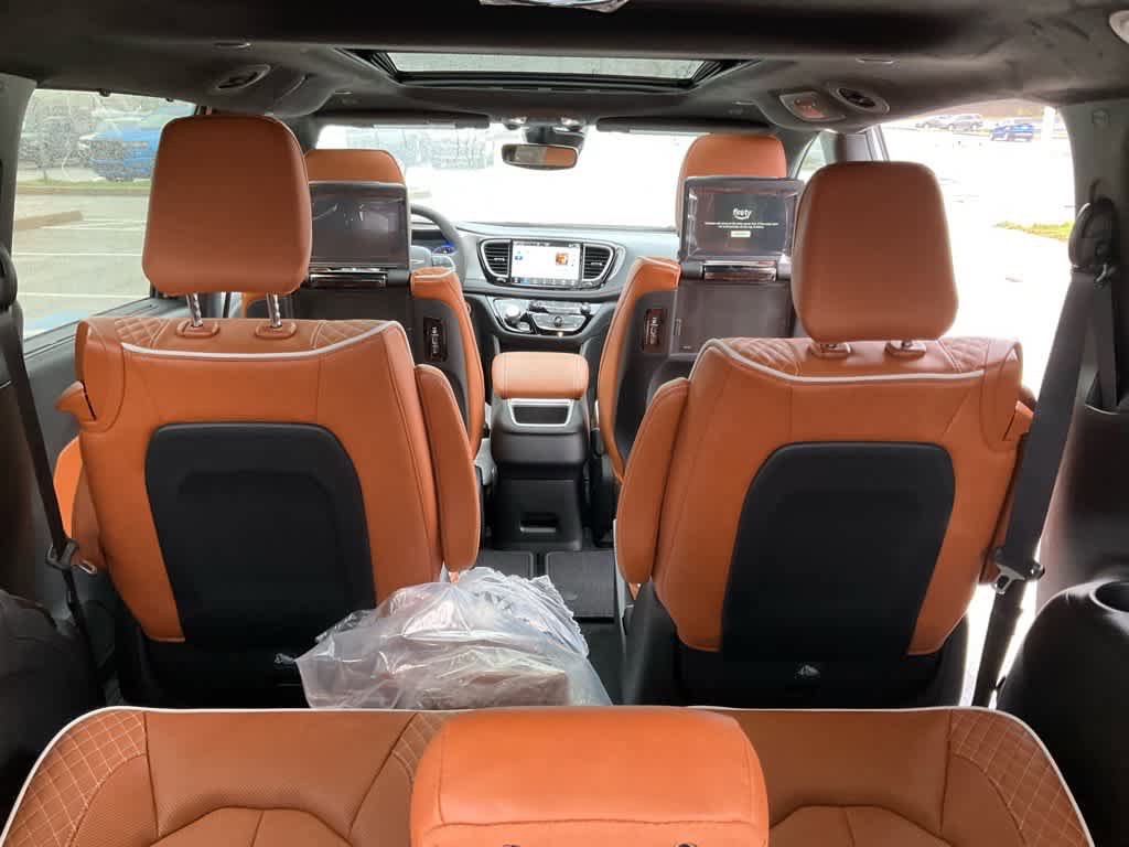 New 2026 Chrysler Pacifica Pinnacle w/ Trailer Tow Group AWD/4WD image 33