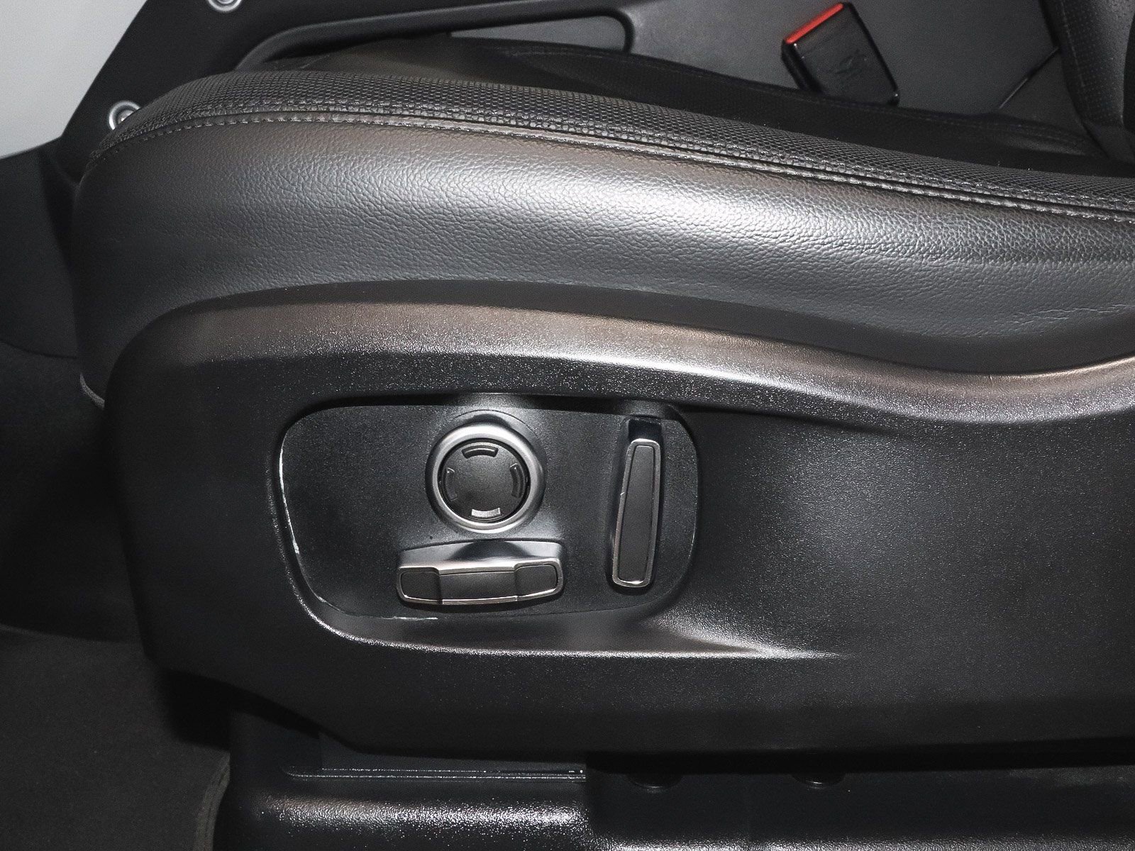 Used 2023 Land Rover Defender 130 X-Dynamic SE image 18