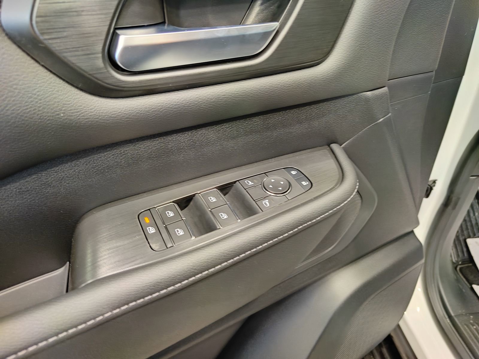 New 2026 Nissan Armada SV image 8