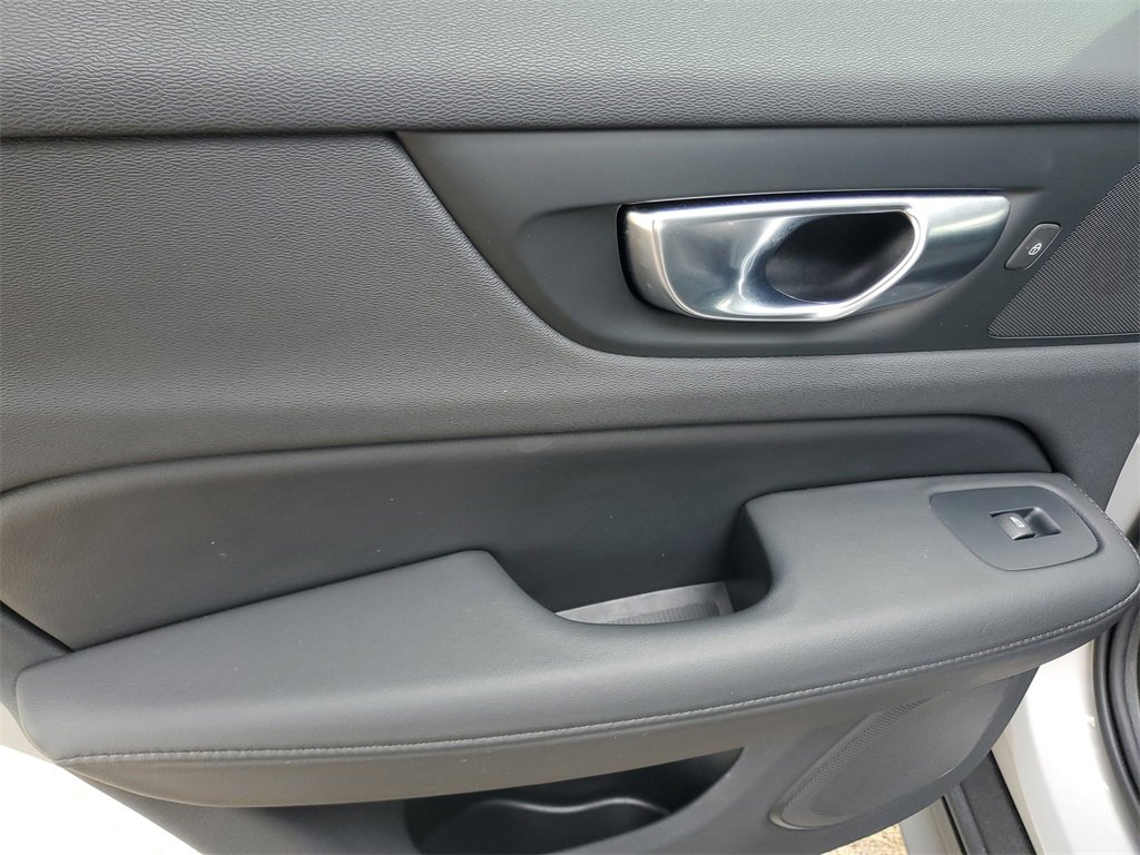 Certified 2025 Volvo V60 B5 Cross Country Plus image 13