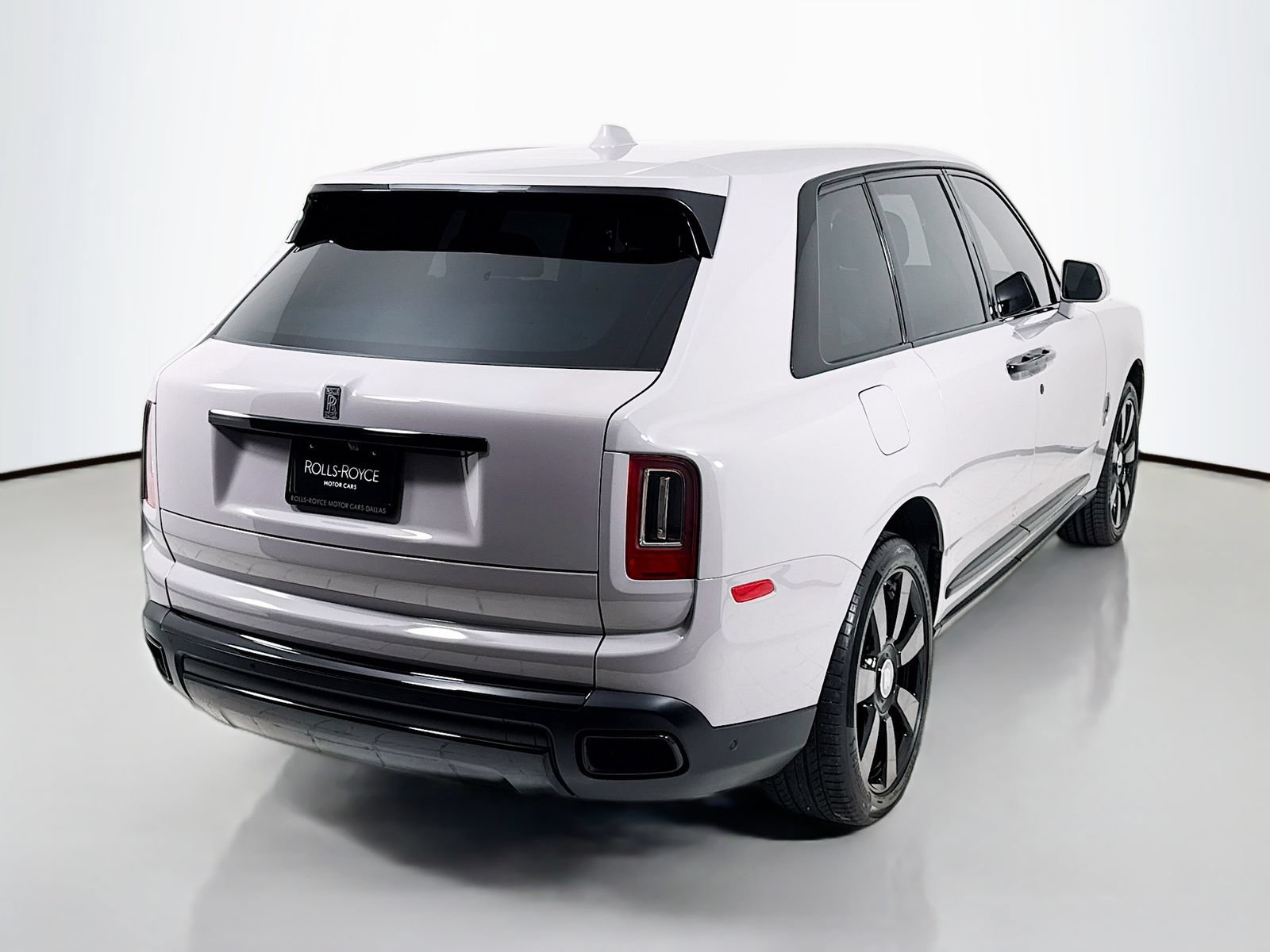 Certified 2022 Rolls-Royce Cullinan w/ Dark Exterior Package AWD/4WD image 8