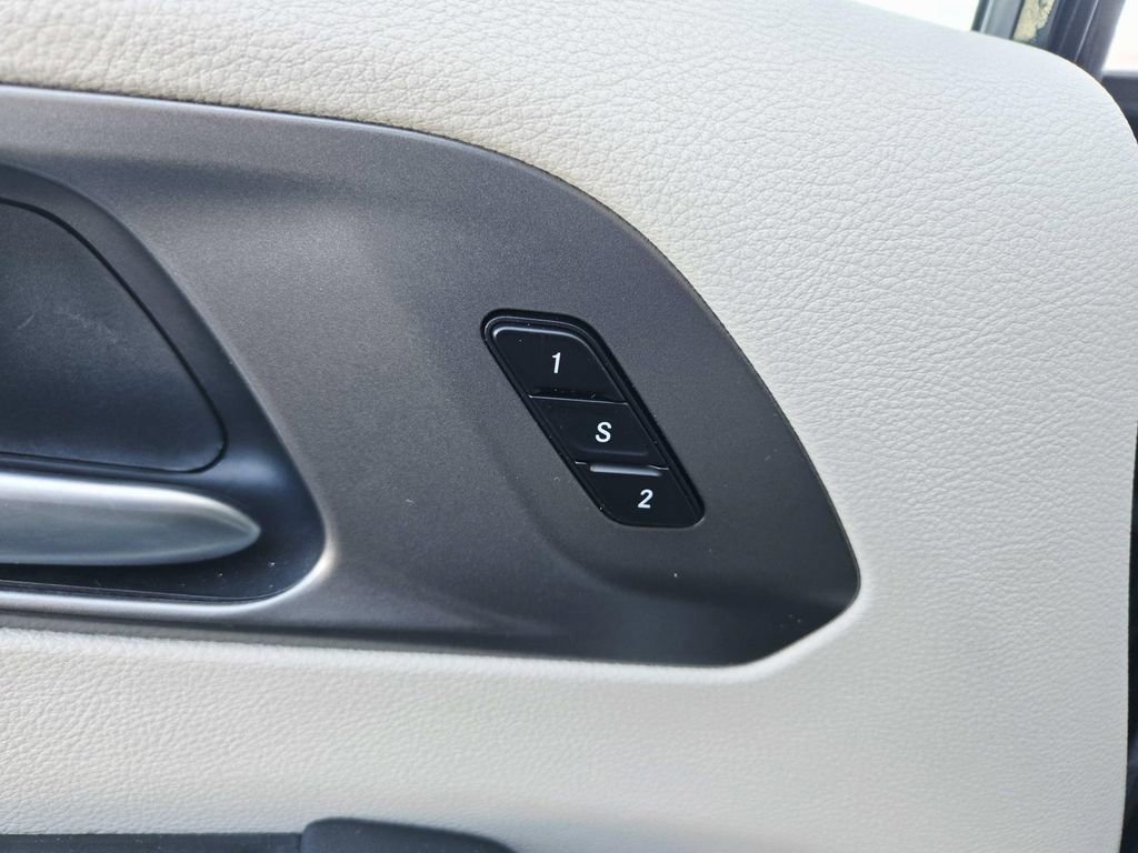 Used 2024 Chrysler Pacifica Touring-L image 36