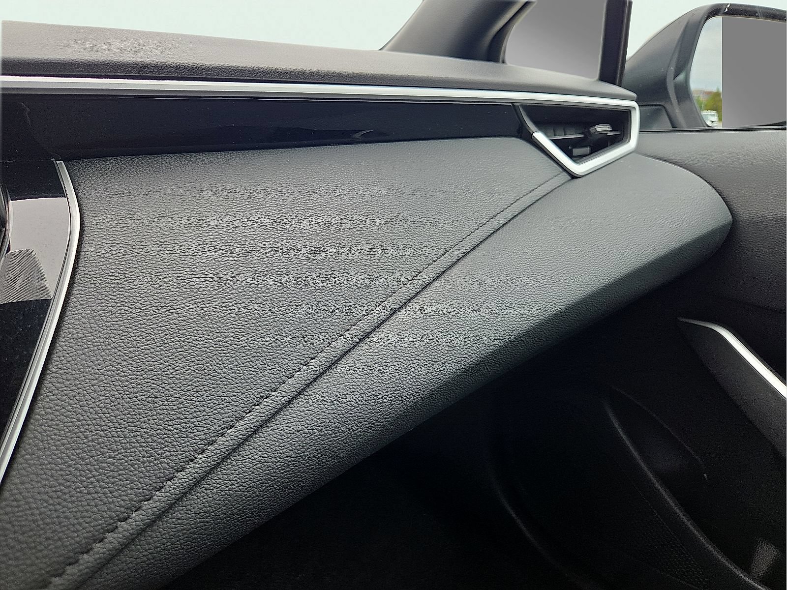 Used 2025 Toyota Corolla SE FWD image 21