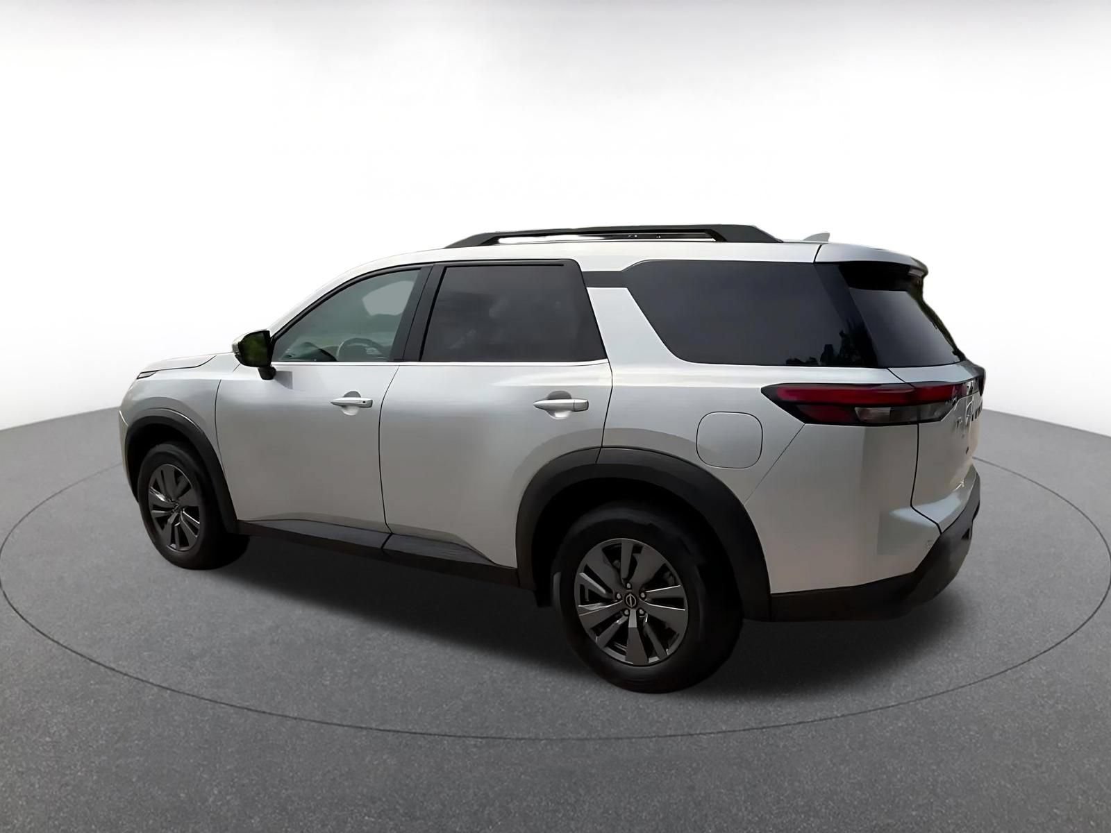 Used 2025 Nissan Pathfinder SV FWD image 10