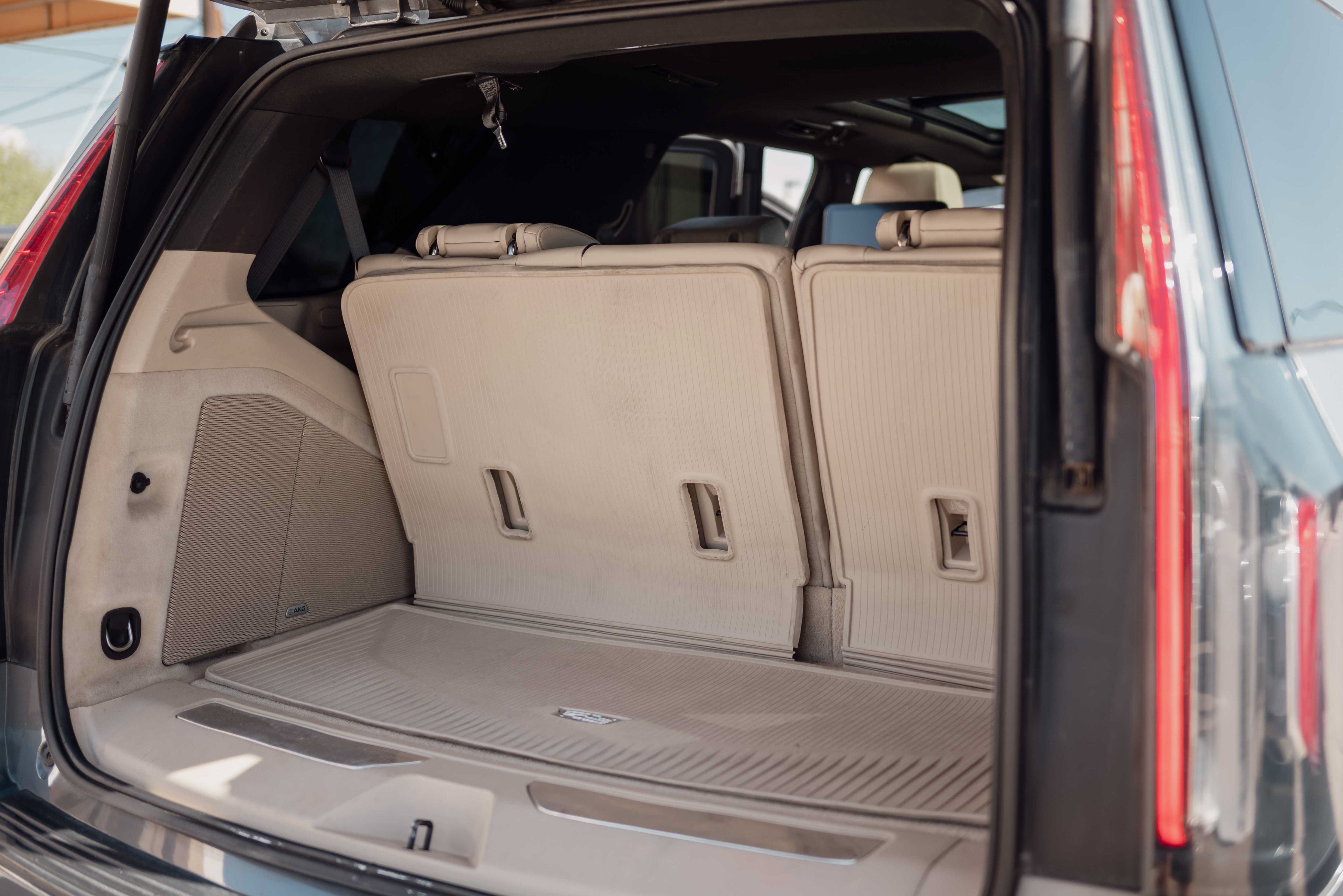 Used 2021 Cadillac Escalade Premium Luxury w/ Performance Package AWD/4WD image 11