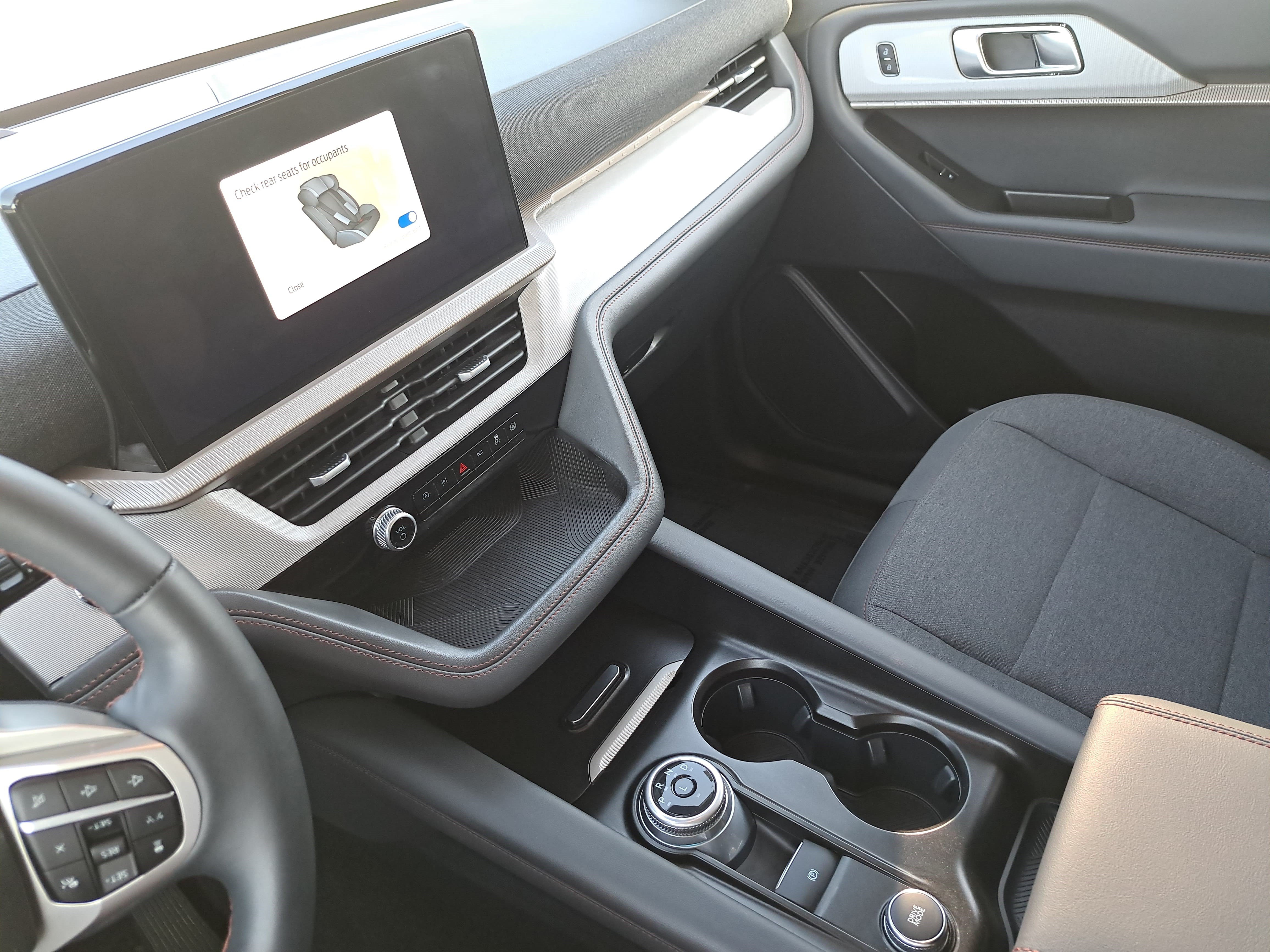 Used 2025 Ford Explorer Active AWD/4WD image 26