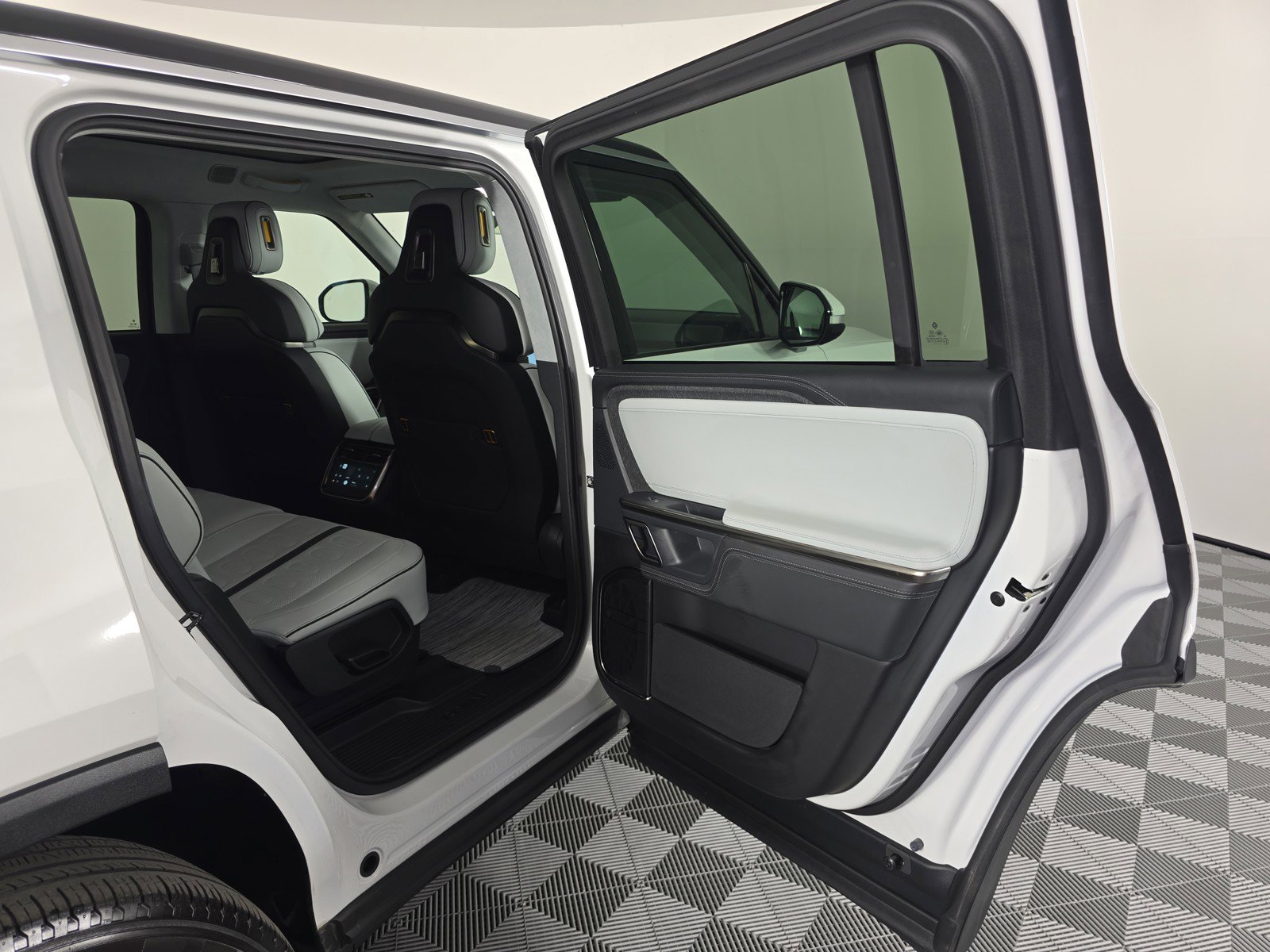 Used 2023 Rivian R1S Adventure image 19