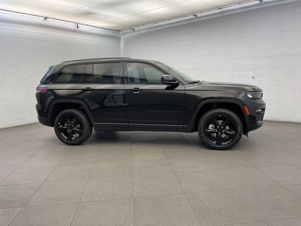 New 2025 Jeep Grand Cherokee Limited w/ Luxury Tech Group II RWD image 2