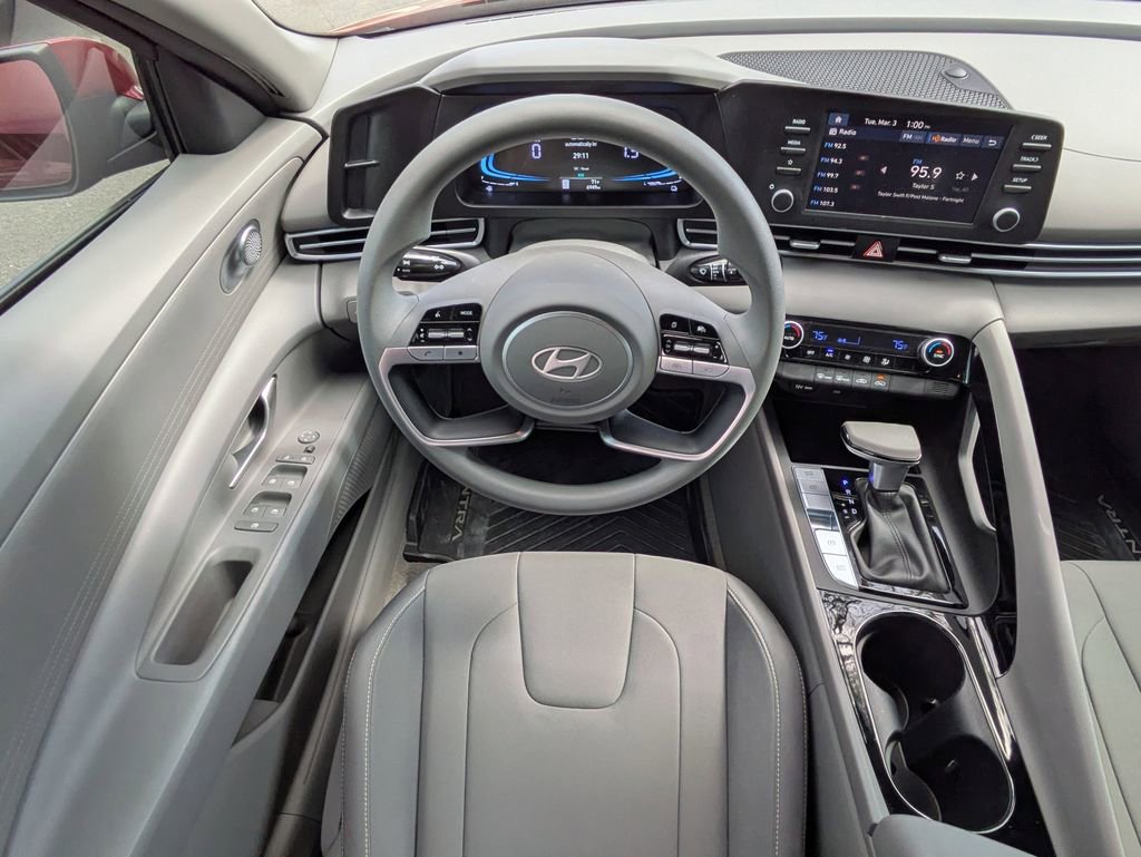 Used 2025 Hyundai Elantra Blue image 14