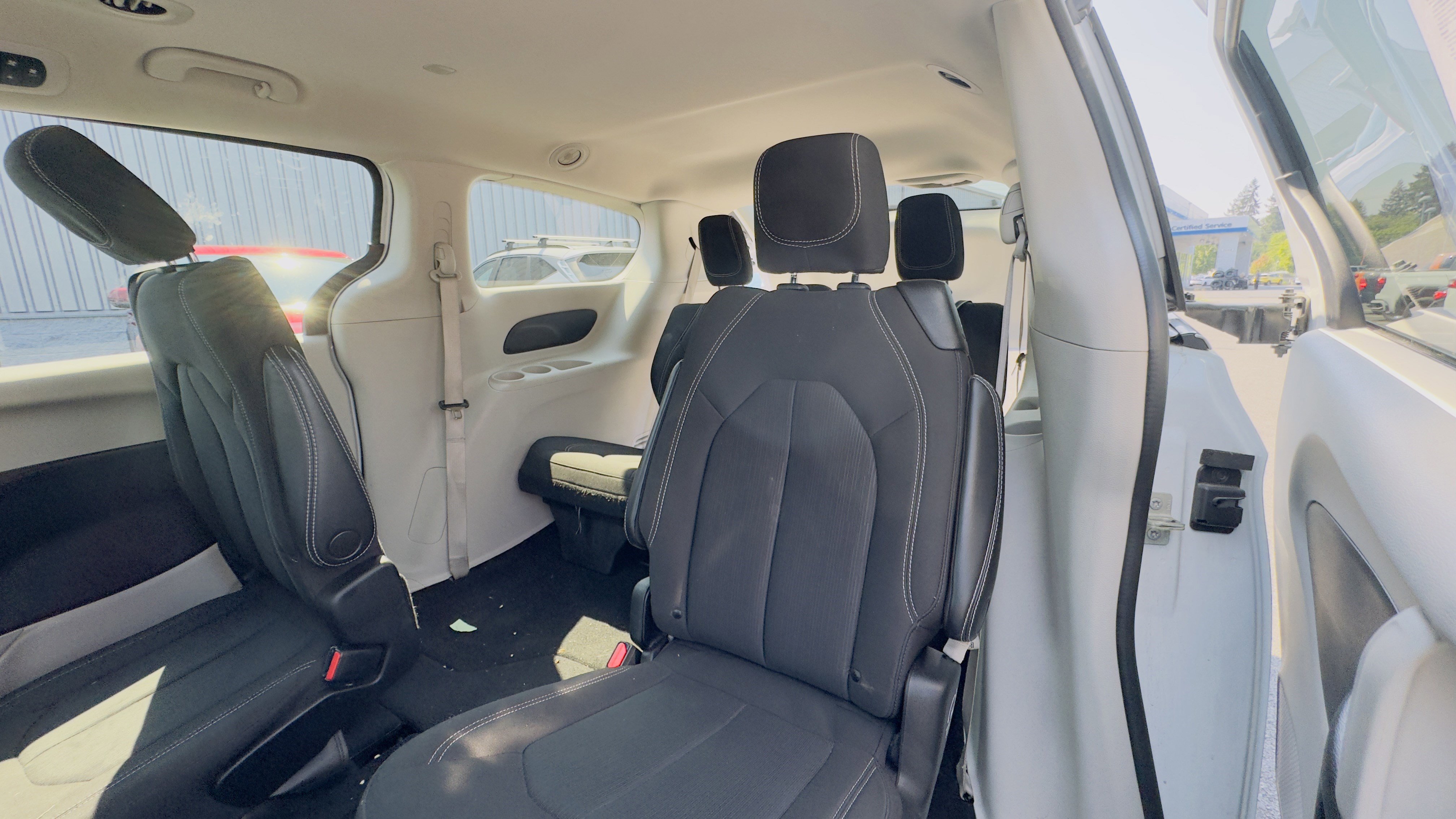 Used 2023 Chrysler Voyager LX image 15