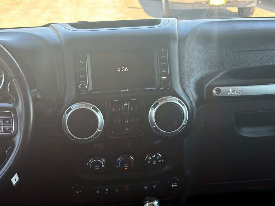 Used 2017 Jeep Wrangler Unlimited Sahara w/ Connectivity Group AWD/4WD image 22