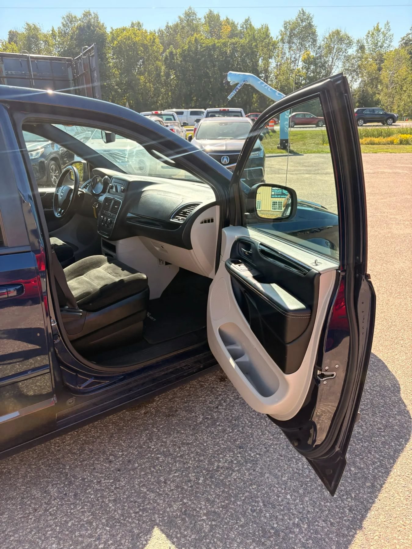 Used 2016 Dodge Grand Caravan SE FWD image 24
