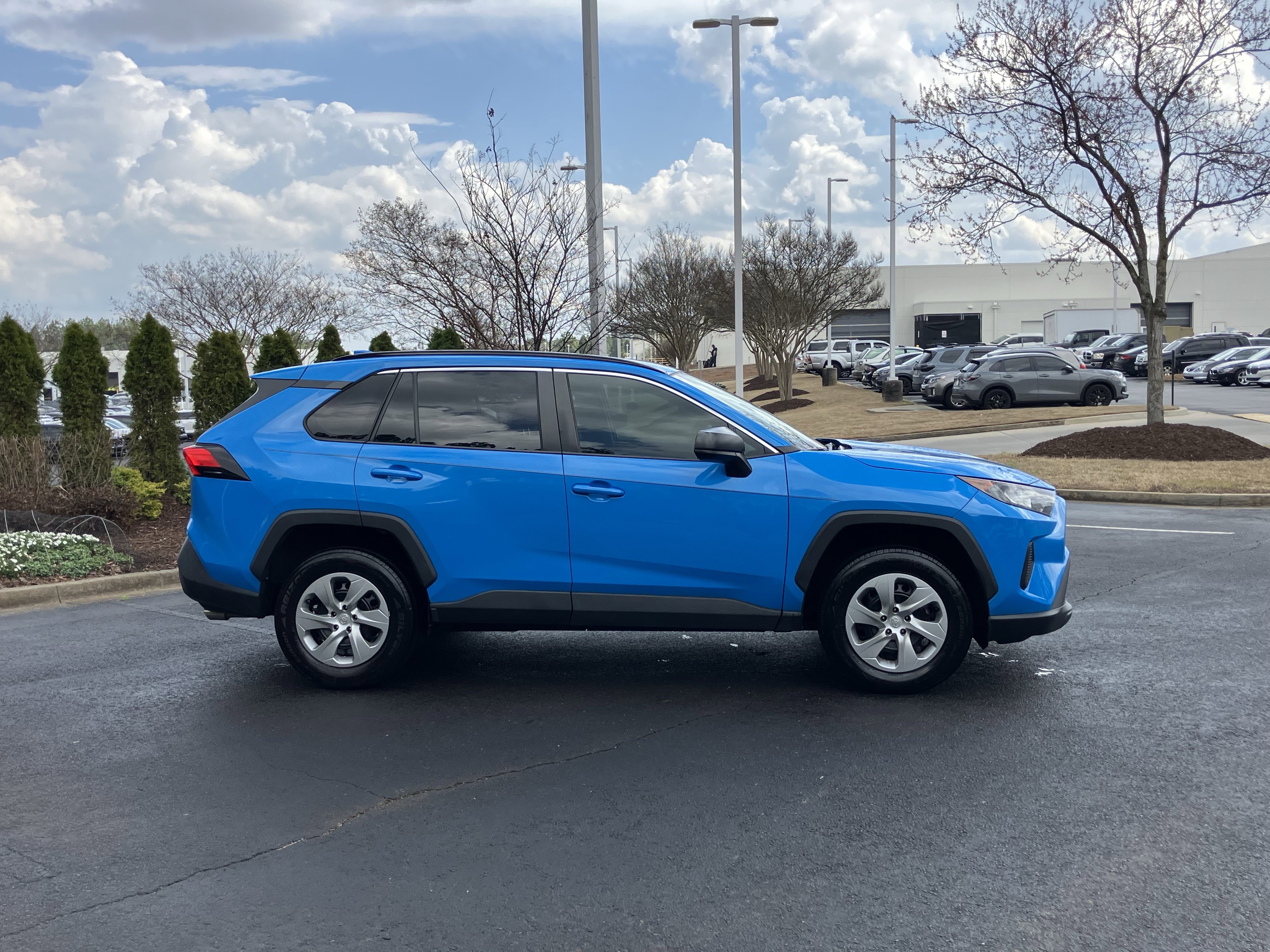 Used 2021 Toyota RAV4 LE image 11