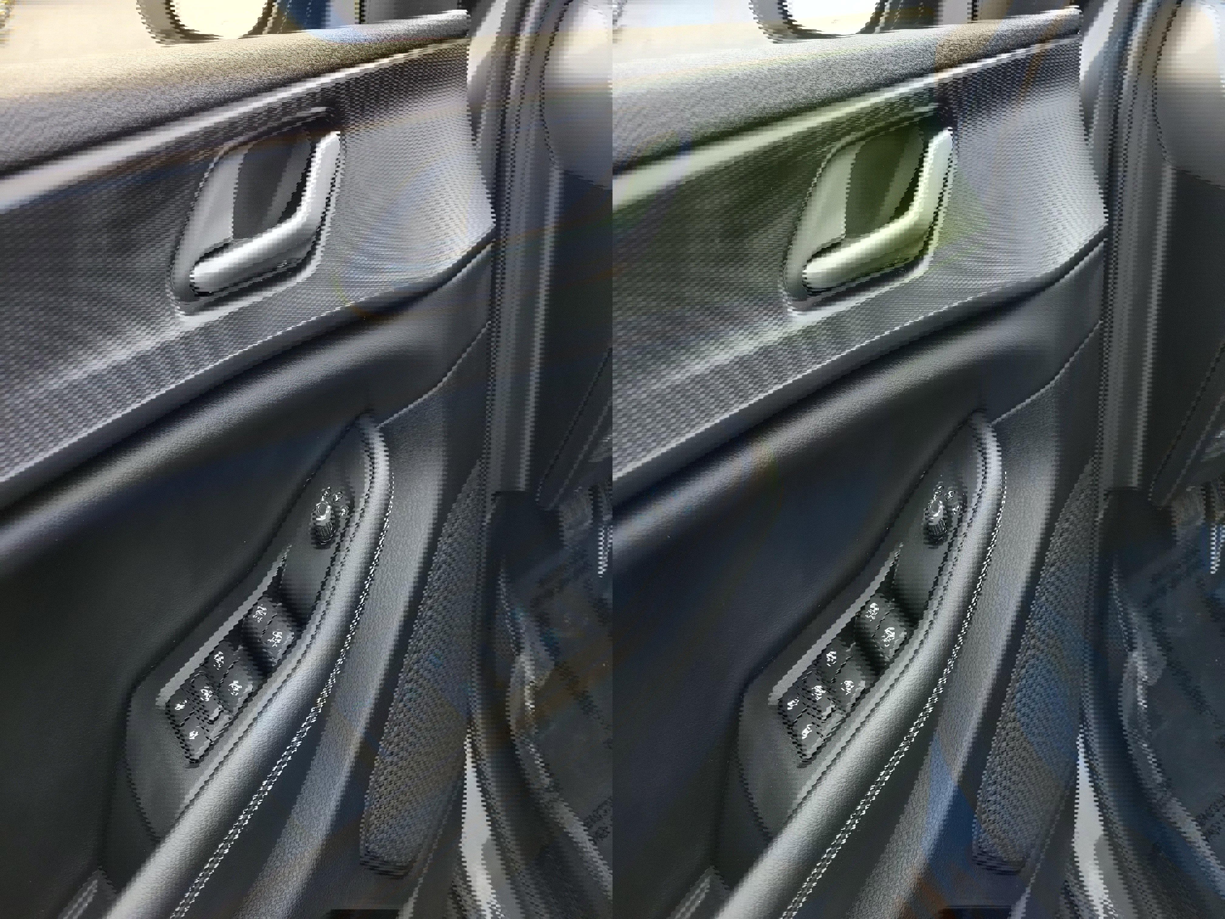 Used 2024 Jeep Grand Cherokee Laredo image 18