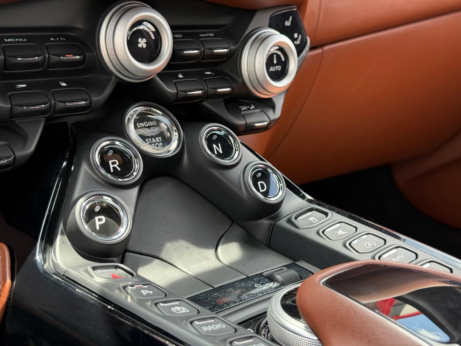Used 2020 Aston Martin V8 Vantage Coupe RWD image 35