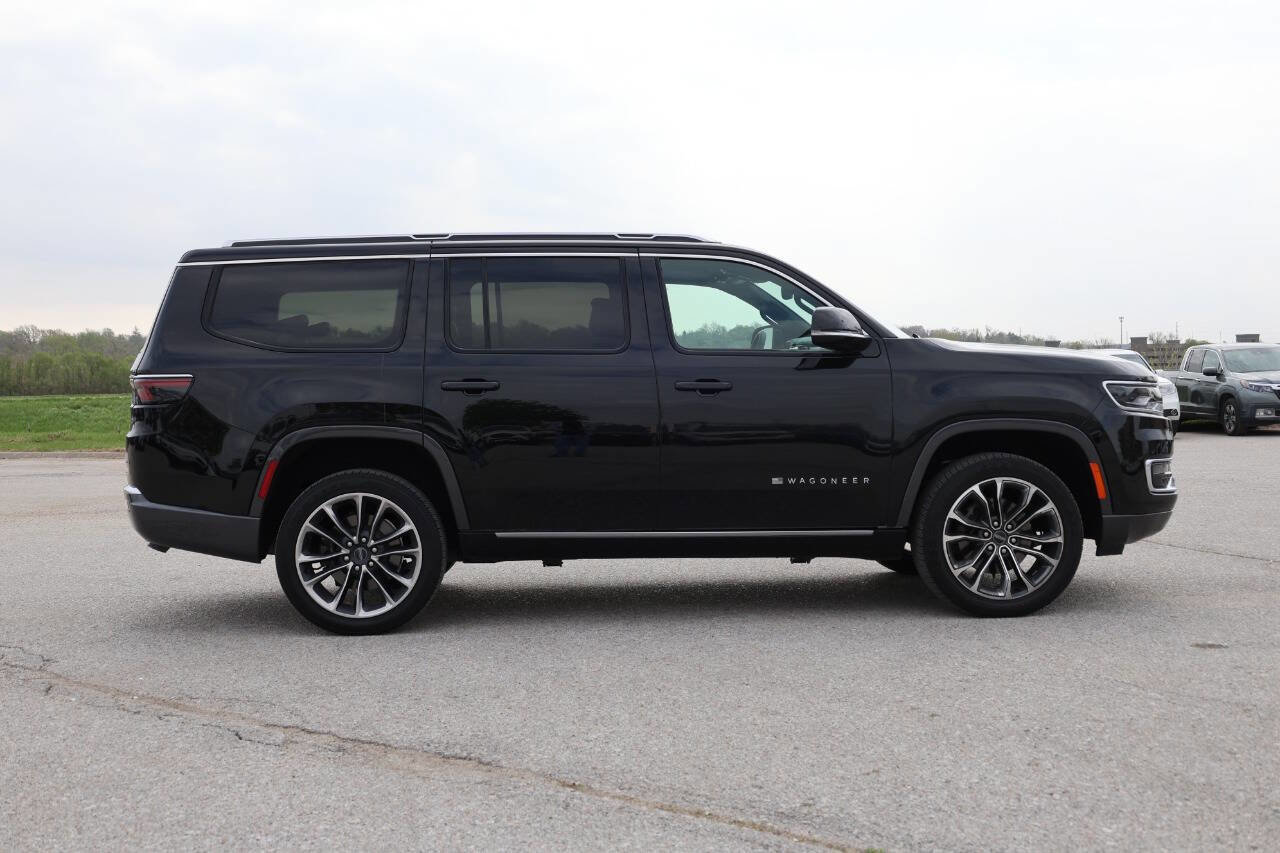 Used 2022 Jeep Wagoneer Series III w/ Premium Group I AWD/4WD image 7