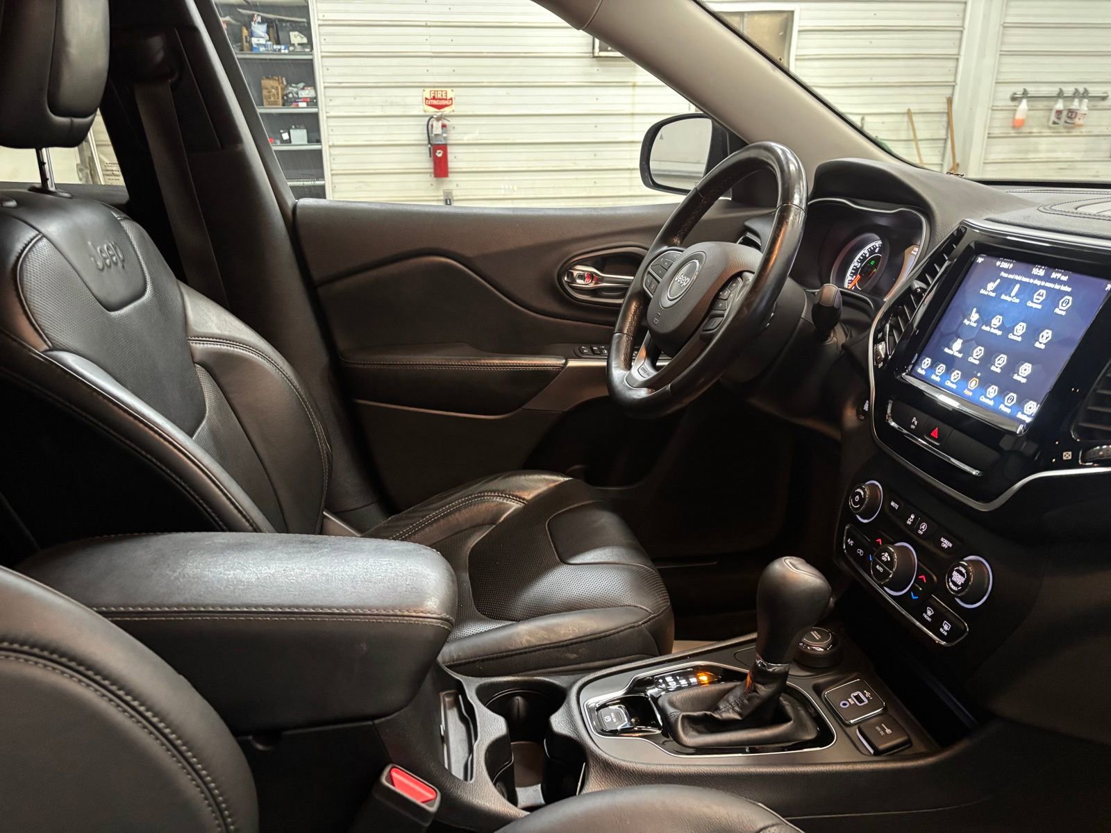 Used 2019 Jeep Cherokee Limited image 27