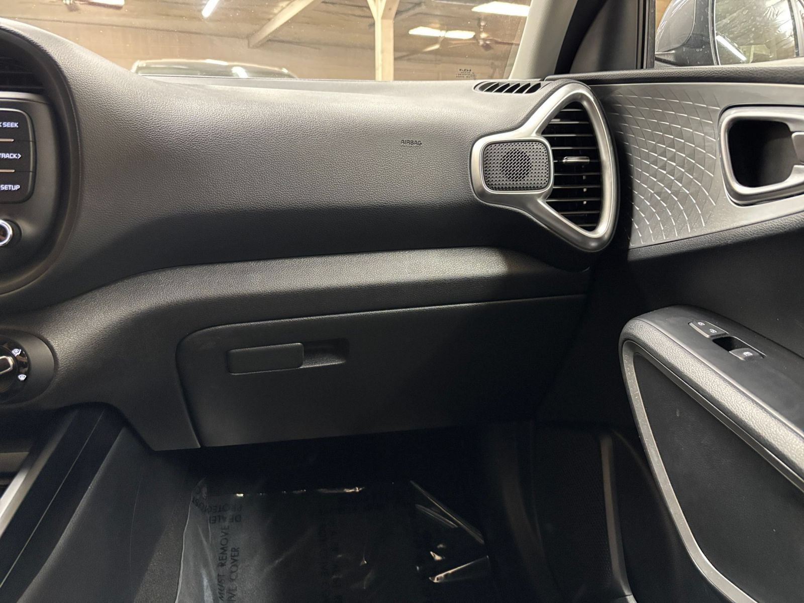 Used 2025 Kia Soul LX w/ LX Technology Package FWD image 28