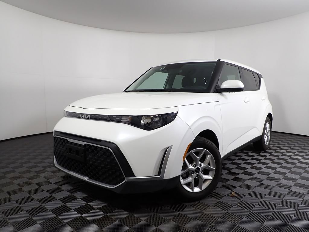 Used 2025 Kia Soul LX image 2