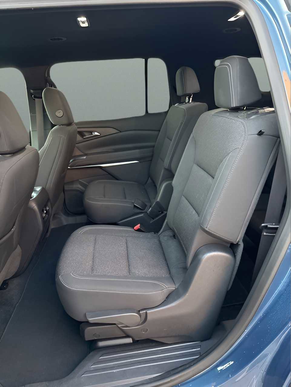 Used 2025 Chevrolet Traverse LT image 12