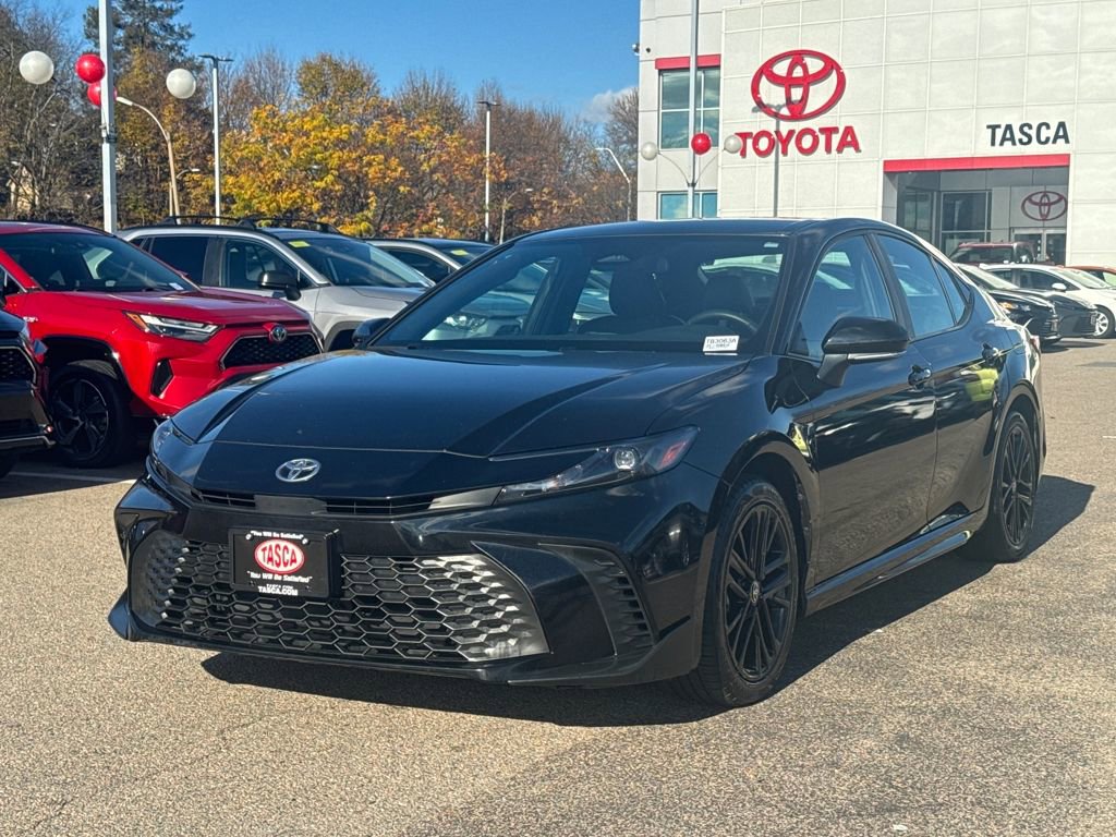 Used 2025 Toyota Camry SE image 3