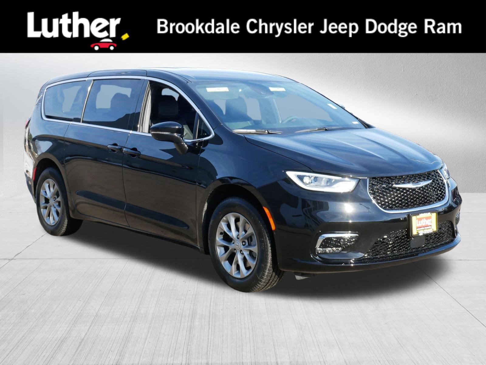 Used 2026 Chrysler Pacifica Select image 1