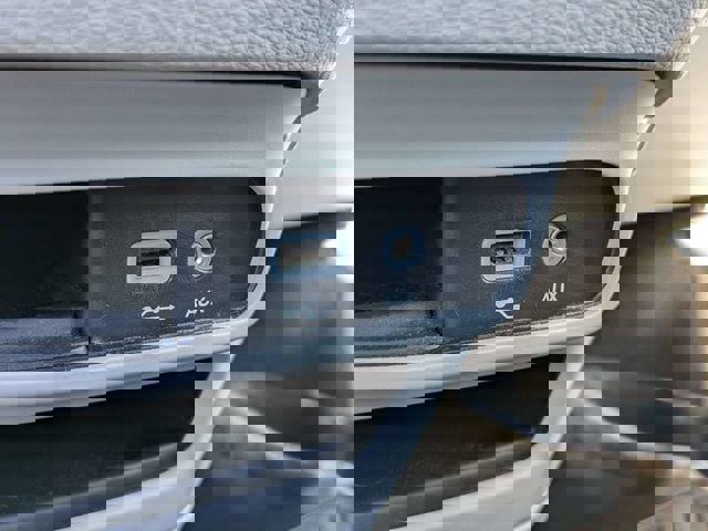 Used 2020 Chrysler Pacifica Touring-L w/ Tire & Wheel Group image 25