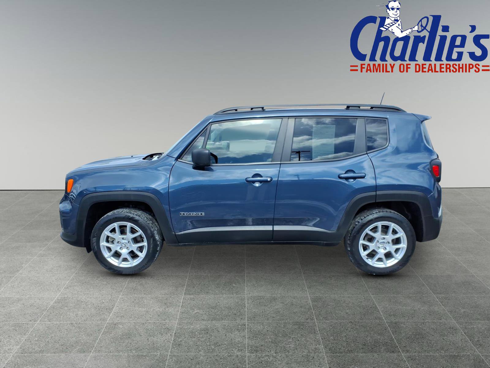 Used 2023 Jeep Renegade Latitude w/ Premium Group image 4