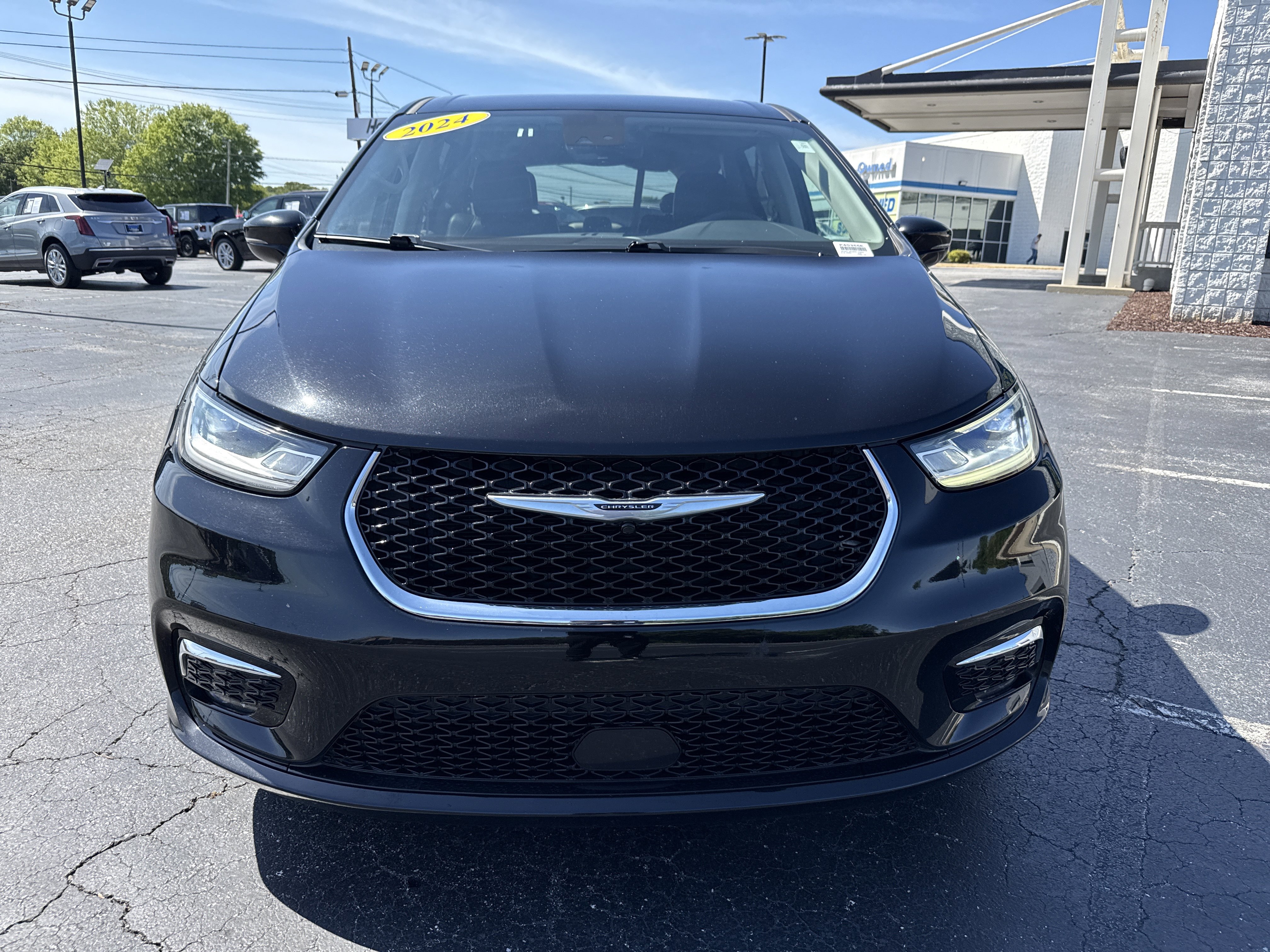 Used 2024 Chrysler Pacifica Touring-L FWD image 3