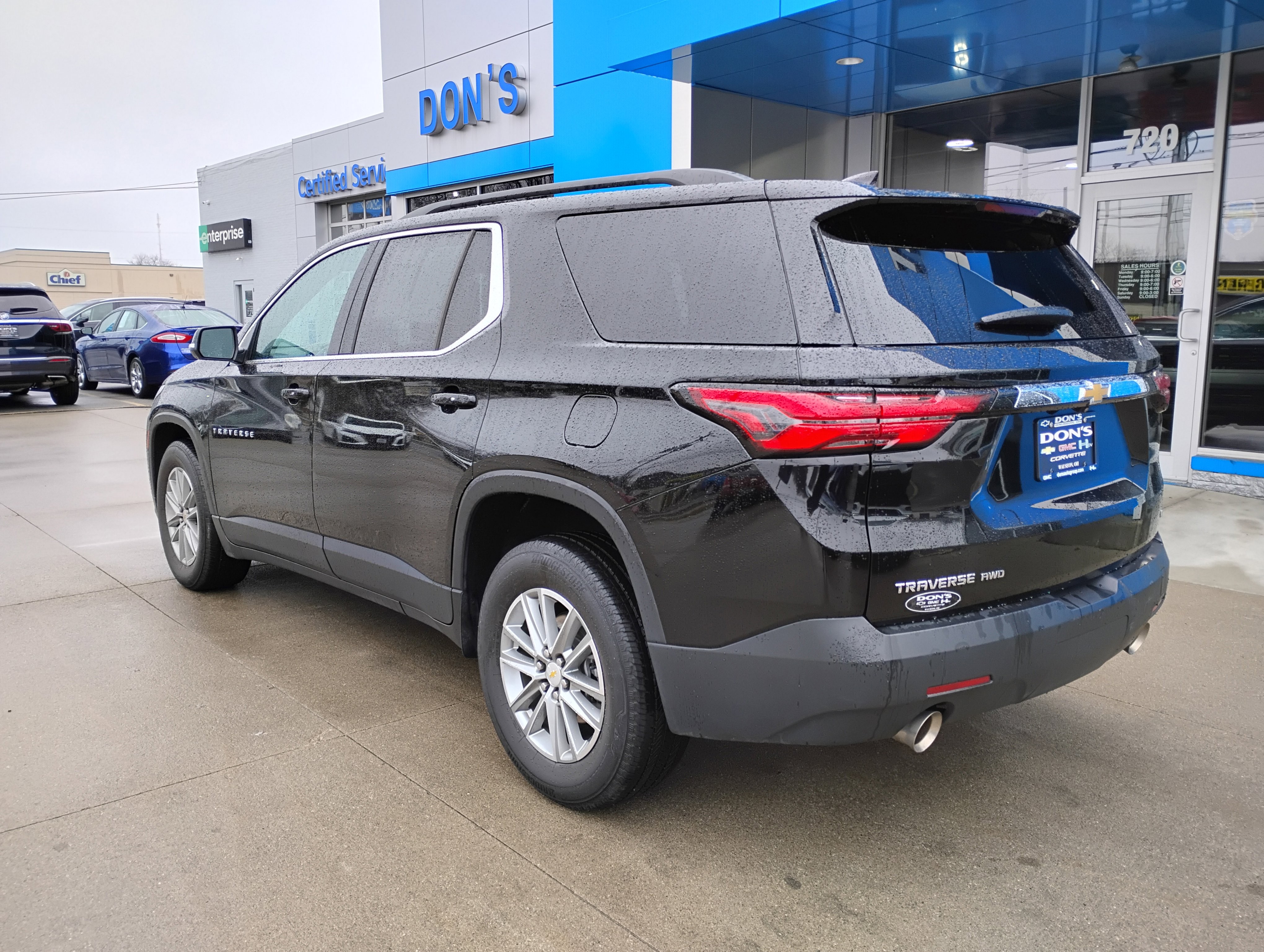 Used 2023 Chevrolet Traverse LT w/ LPO, Floor Liner Package AWD/4WD image 2