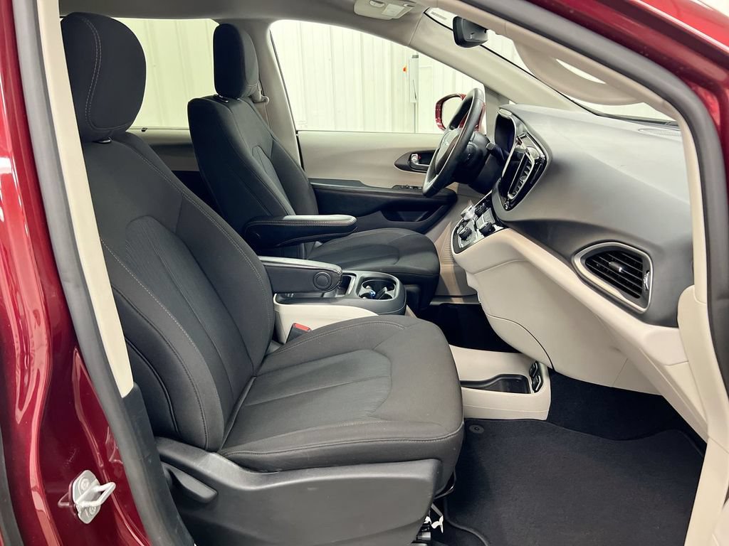 Used 2020 Chrysler Pacifica Touring w/ Advanced Safetytec Group FWD image 22
