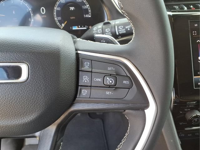 Used 2023 Jeep Grand Cherokee Laredo AWD/4WD image 17