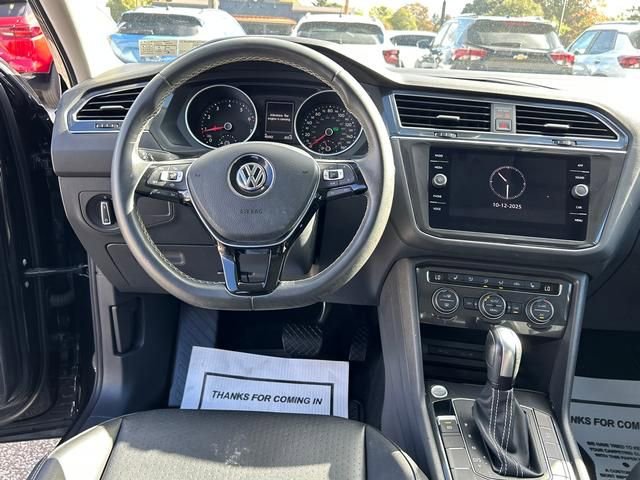 Used 2021 Volkswagen Tiguan SE w/ Panoramic Sunroof Package image 16